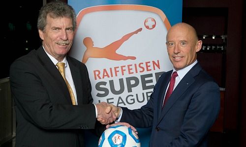 Heinrich Schifferle (links), Präsident der Swiss Football League, Patrik Gisel, CEO Raiffeisen