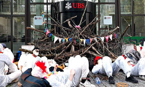 Aktivisten vor dem UBS-Sitz in Basel