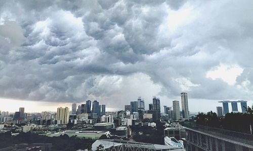 Aufziehendes Gewitter über Singapur