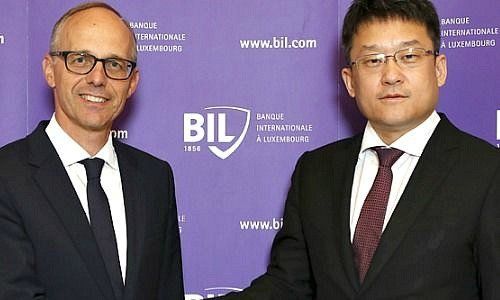 Luc Frieden, Präsident der BIL, und Li Peng, Senior VP der Legend Holdings (von links)