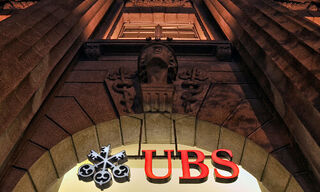 Eingang zum UBS-Hauptsitz in Zürich (Bild: Shutterstock)