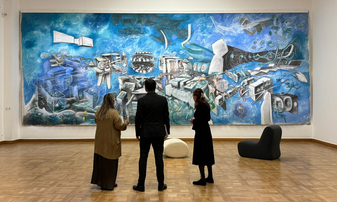 Besucher und Besucherinnen betrachten Mattas Werk «Coïgitum» an der Vernissage in Wien. (Foto: Mischa Vasylyev) 