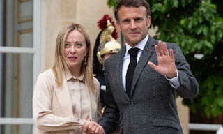 Giorgia Meloni e Emmanuel Macron (immagine: Shutterstock)