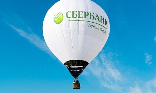 Ballon mit Sberbank-Werbung (Bild: Shutterstock)