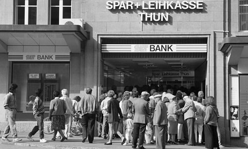 Massenauflauf vor Spar- und Leihkasse Thun (SLT), 1991 (Bild: Keystone)