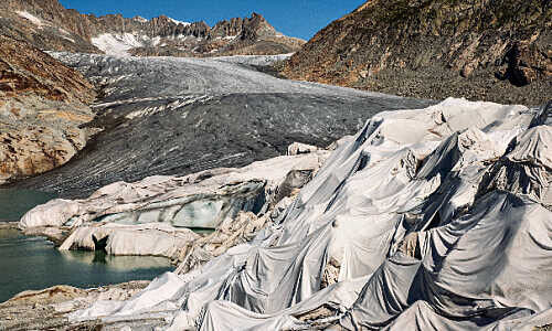 Mit Planen vor Sonneneinstrahlung geschützter Gletscher (Bild: Pexels)
