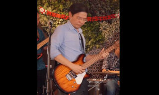 Singapurs künftiger Premierminister an der E-Gitarre (Bild: eigene FB-Seite) 