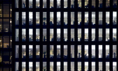 Credit Suisse: Angestellte hinter der nächtlichen Fassade (Bild: Keystone)