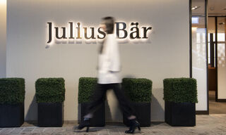 Eingang zum Julius-Bär-Hauptsitz in Zürich (Bild: Keystone)