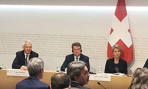 Axel Lehmann, Präsident CS, Colm Kelleher, Präsident UBS und Finanzministerin Karin Keller-Sutter (von links) an der Pressekonferenz zur CS-Übernahme (Bild: finews.ch)