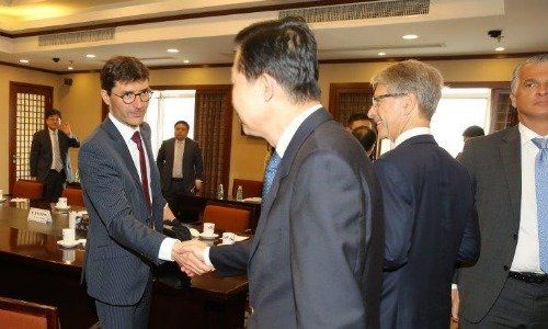 Jörg Gasser begrüsst den chinesischen Finanzminister Xiao Jie