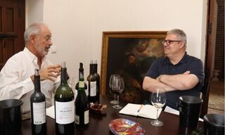 Weinhändler Schwander (r) mit mit Agostinho Marques Figueira de Chaves, Produzent von Medeiros. (Bild: zVg)