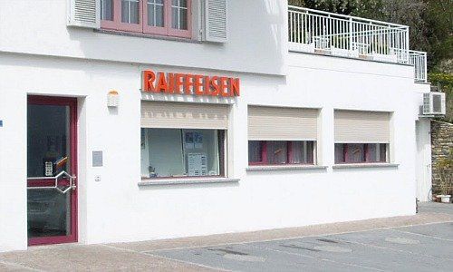 Die Raiffeisenbank in Varen (VS) (Bild) ist von der Schliessung betroffen.