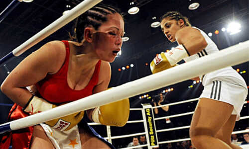 Susi Kentikian (rechts) im Kampf gegen Sarah Goodson 