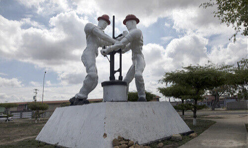 Statue von Arbeitern der Ölgesellschaft PDVSA in Cabimas, Venezuela (Bild: Keystone)