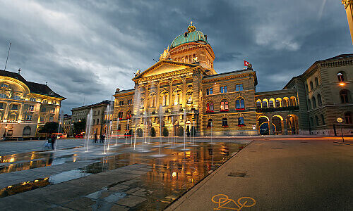 Das Bundeshaus in Bern mit dem Wasserspiel auf dem Bundesplatz. (Bild: Shutterstock)
