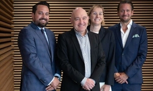 Die beiden Präsidenten des Verwaltungsrats (SP-Ständerat Daniel Jositsch für Osfin und Martin Zuan für Fincontrol) zusammen mit den CEOs Caroline Kinder (Osfin) und Simon Wälti (Fincontrol). (Bild: Silvan Hohl, Brand Affairs)