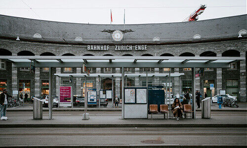 Bahnhof Enge am Tessinerplatz in Zürich, wo Stifel seine Büros hat (Bild: Claudio Schwarz)