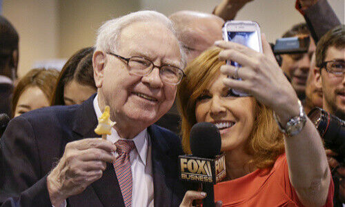 Warren Buffett und Liz Claman von Fox Business News (Bild: Keystone)
