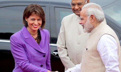 Bundespräsidentin Doris Leuthard wird in New Dehli vom indischen Premierminister Narendra Modi (rechts) und vom indischen Staatspräsidenten Ram Nath Kovind (Mitte) empfangen.