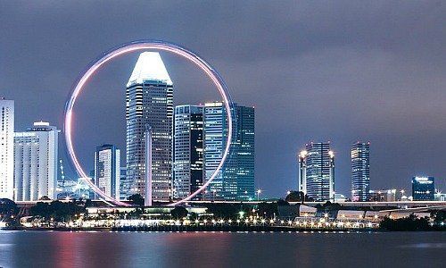 Singapur bei Nacht mit dem Riesenrad Singapore Flyer