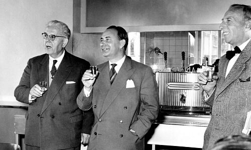 Der stv. Generaldirektor Gérard de Watteville, Architekt Jean Tschumi und der Generaldirektor Marcel Delarageaz stossen auf den neuen Geschäftssitz an, 1956.