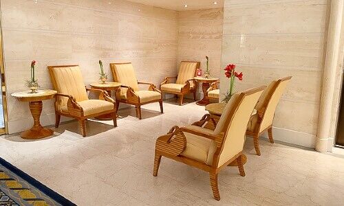 Savoy-Sessel in der Hotel-Lobby (Bild: Alfred Hotz Liquidationen)