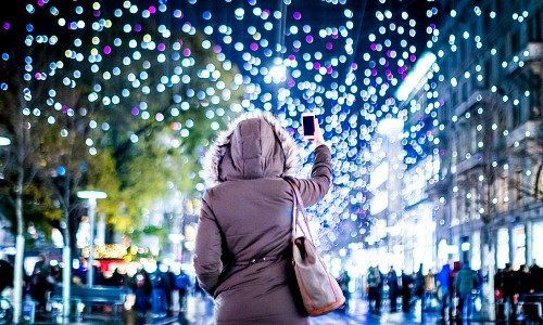 Weihnachtsbeleuchtung «Lucy» an der Zürcher Bahnhofstrasse (Bild: Keystone)