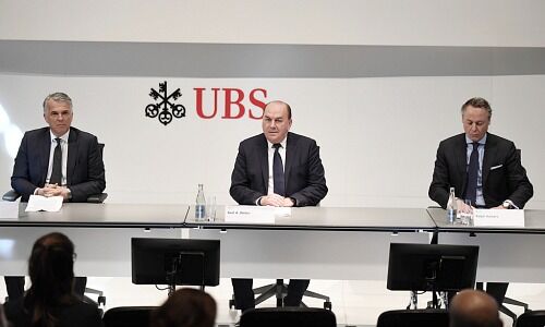 UBS-CEO Sergio Ermotti, Präsident Axel Weber und designierter CEO Ralph Hamers am Donnerstag (von links) (Bild: Keystone)
