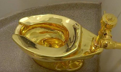 Goldene Toilette des Künstlers Maurizio Cattelan (Bild: Youtube)