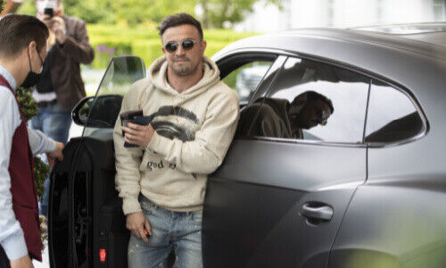 Nati-Spieler Xherdan Shaqiri trifft mit Lamborghini im Trainings-Camp für die Euro ein (Bild: Keystone)