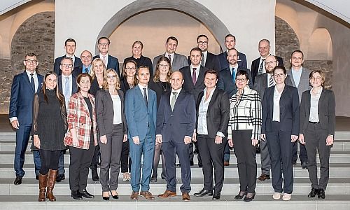 Die diesjährigen Beförderten der St.Galler Kantonalbank mit Roland Ledergerber, Präsident der Geschäftsleitung (2. Reihe, 1. von links)