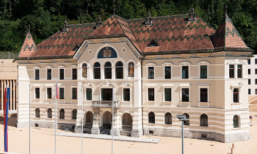 Das Regierungsgebäude in Vaduz (Bild: Pexels)