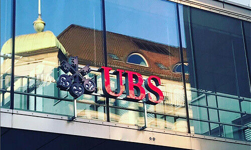 UBS-Logo an der Zürcher Nüschelerstrasse (Bild: finews.ch)