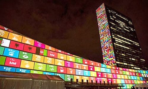 UNO Hauptsitz mit projezierten Nachhaltigkeits-Zielen, New York