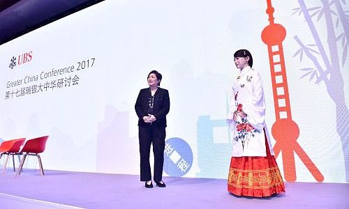UBS-Asien-Präsidentin Kathryn Shih (links) und Roboter Jia Jia