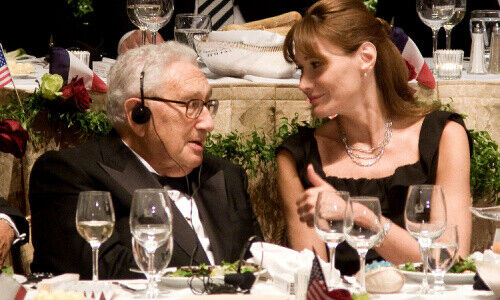 Henry Kissinger und Carla Bruni-Sarkozy in 2008 (Bild: Shutterstock)