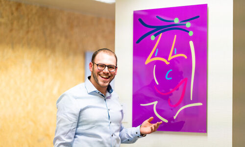 Olivier Bollag vor seinem Werk «Eveline», Serie «Colourful Faces» (Foto: Olivier Bollag)
