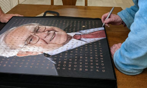Warren Buffett signiert das Kunstwerk «Motiva»  (Bild: motiva.art)