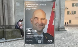 Vor dem Grossmünster auf dem Plakat und innen leibhaftig: Korpskommandant Thomas Süssli (Bild: finews.ch)