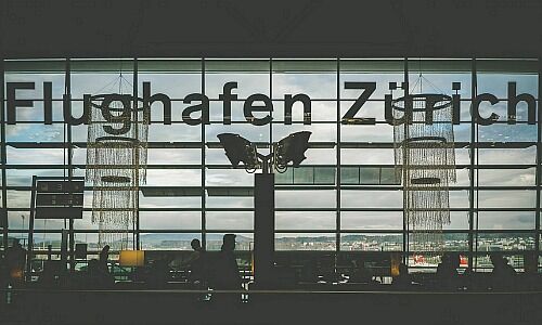 Flughafen Zürich, Kloten (Bild: Unsplash / Claudio Schwarz)
