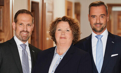 Fabrice Zwygart, Andrea Dankert und CEO Tobias Fischer (von links) Bild: Frankfurter Bankgesellschaft)