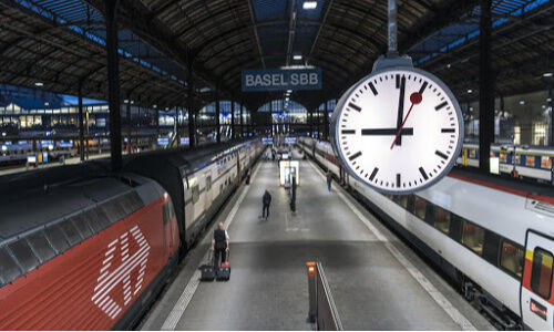 SBB Bahnhofsuhr im Bahnhof Basel SBB (Bild: SBB)