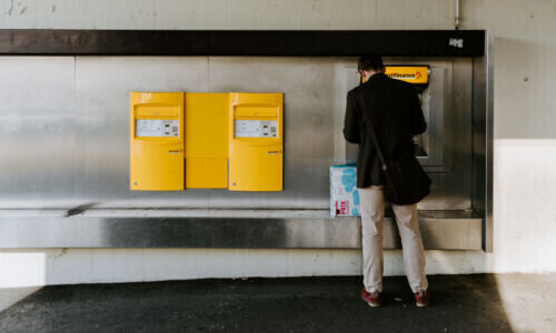 Auslaufmodell Geldautomat? (Bild: Claudio Schwarz/unsplash.com)