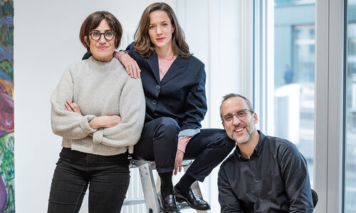 Die Galeristin Susanne König (Mitte), Catrina Sonderegger (links) und Thomas Spycher (rechts). (Bild: Michel Gilgen) 
