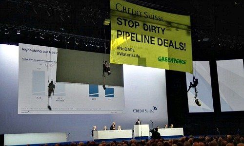 Die Generalversammlung von Credit Suisse wird 2017 durch Greenpeace unterbrochen