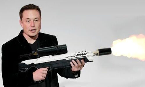 Elon Musk mit Boring-Flammenwerfer (Bild: Youtube)