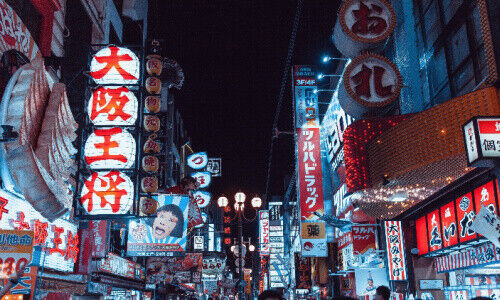 Der Stadtteil Dotonbori in der japanischen Stadt Osaka (Bild: Go to Alexander Smagin's profile Alexander Smagin, Unsplash)