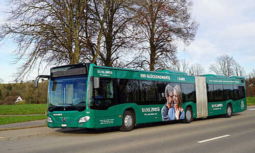 Ein Bus der Verkehrsbetriebe Zürichsee und Oberland mit Werbung der Bank