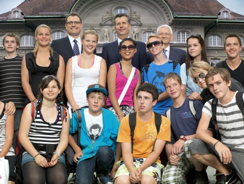 Das Direktorium mit Oberstufenschülerinnen und -schülern der Klasse KSS 2C aus Dagmersellen.